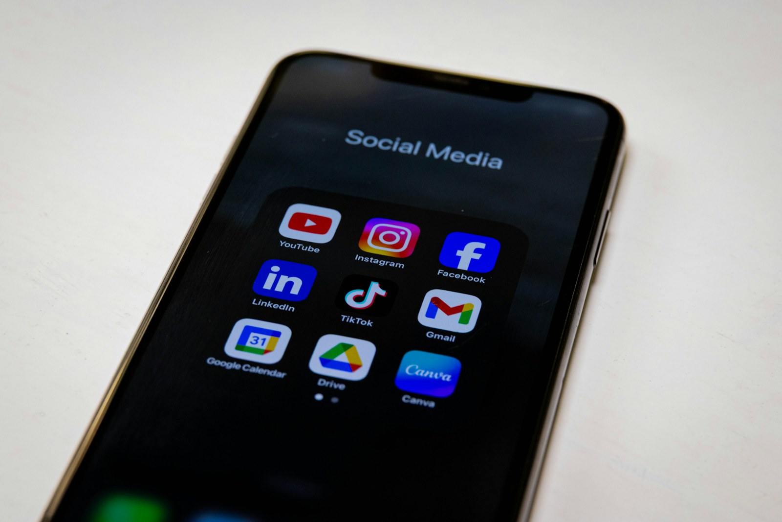 Celular exibindo aplicativos de redes sociais